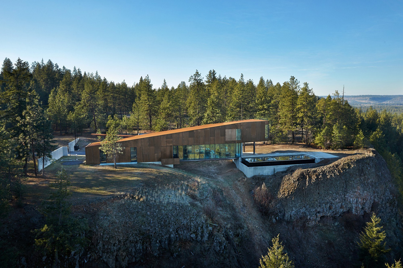 Modern T-shaped Cliff House in Washington